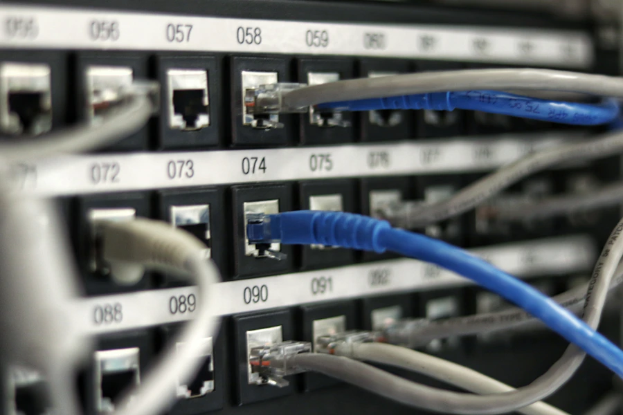 Sala de servidores corporativa com racks alinhados